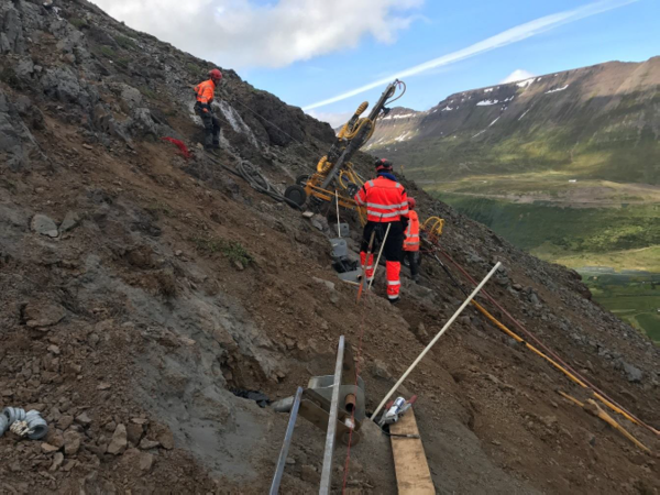 Borað fyrir festingum snjóflóðagrinda í hlíðum fjallsins Kubba. Ljósmynd: Hafsteinn Steinarsson, verkefnastjóri FSR.